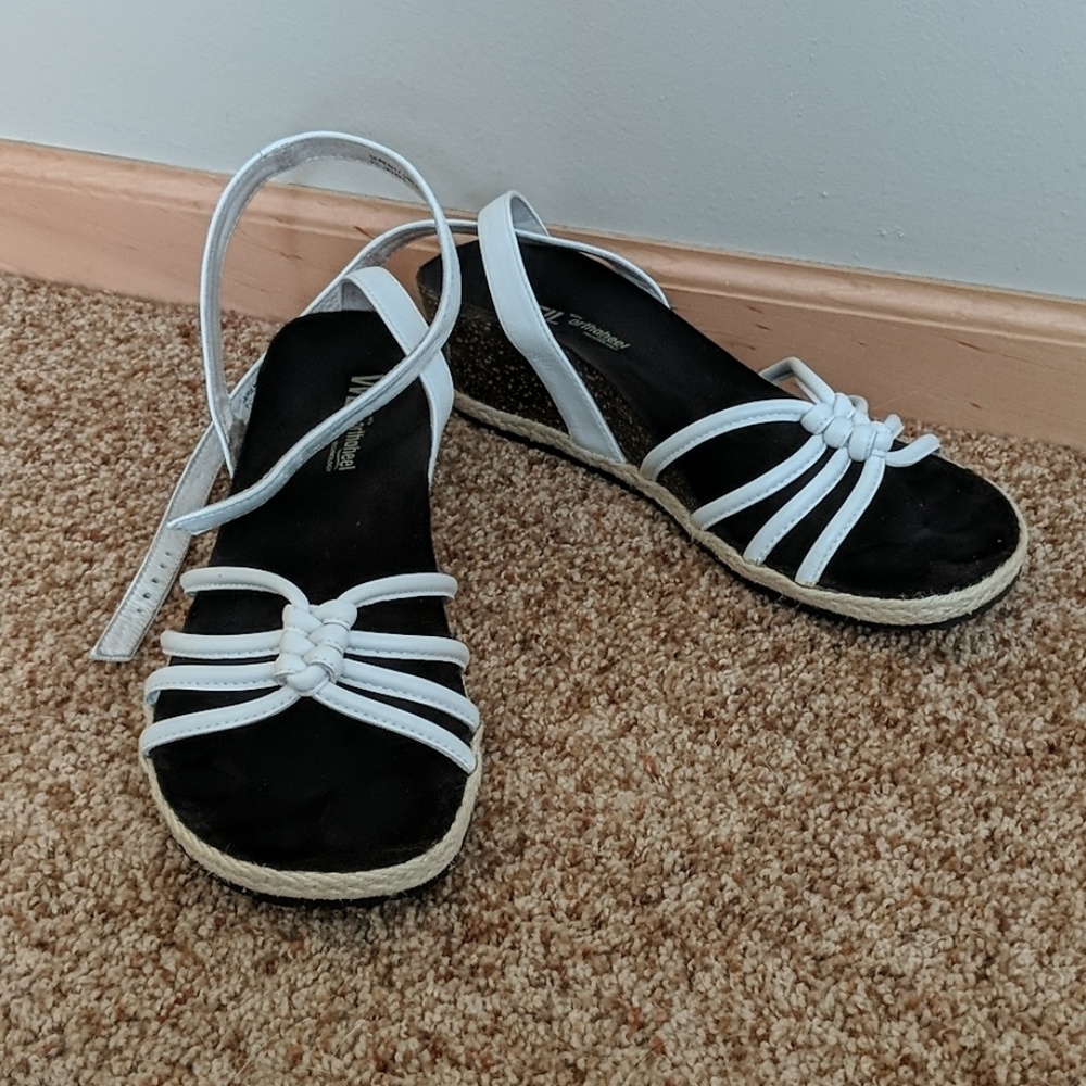 Wedge sandal with arch support